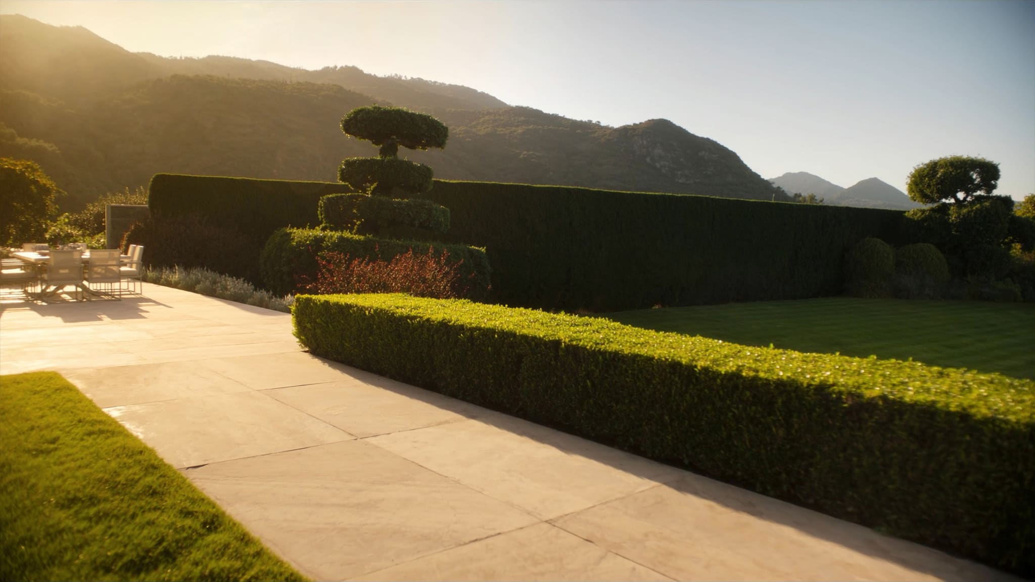 Gestalteter Gartenbereich mit Terrasse und Natursteinelementen (Symbolbild)